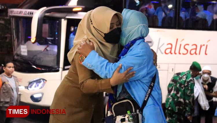 Bupati Sambut Kedatangan 121 Jemaah Haji Kabupaten Mojokerto di Kloter 33
