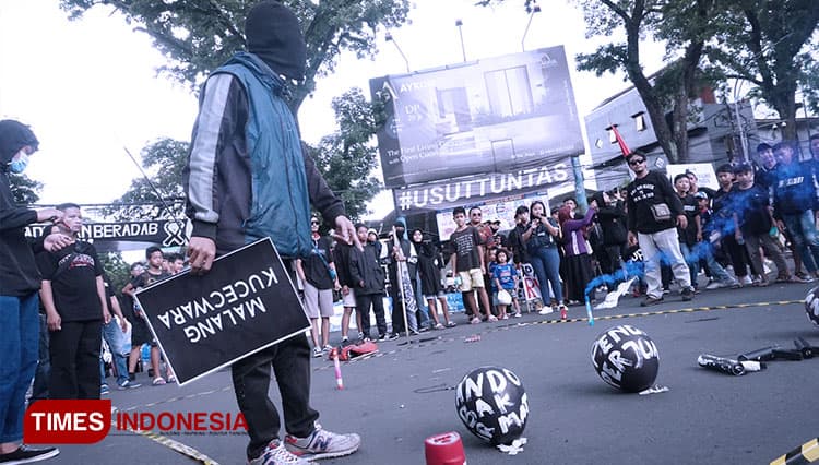 Aksi Teatrikal Aremania di Malang, Sindir Tanggungjawab Penembak Gas Air Mata, Petinggi Klub, dan PSSI