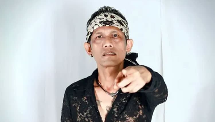 Catur Arum Ajak Pengunjung Pasar Rakyat & Festival Santri Banyuwangi Bernyanyi