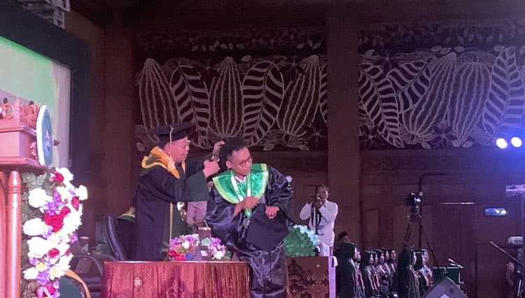 Aksi Rektor Potong Rambut Mahasiswa Warnai Wisuda Unisba Blitar