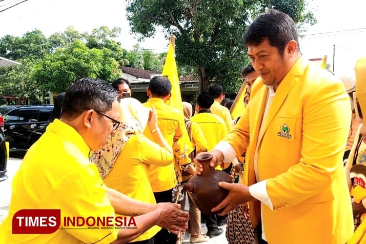 Bucengan, Air Suci dan Pandawa Lima Iringi Penyerahan Dokumen Bacaleg DPD Golkar Pacitan ke KPU