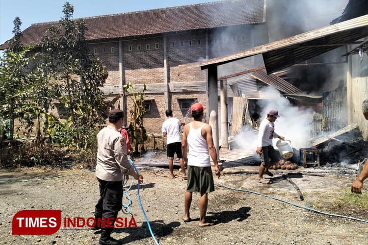 Pabrik Roti di Banyuwangi Kebakaran, Api Berkobar di Gudang Penyimpanan