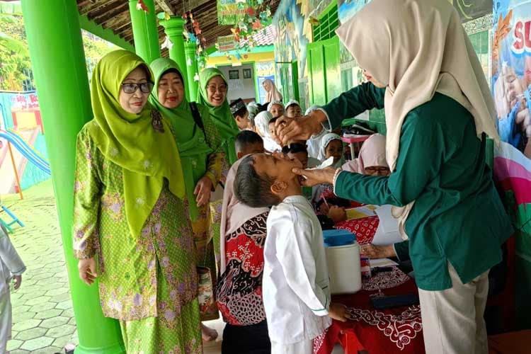Hari Terakhir Sub PIN Polio Putaran Kedua, Khofifah Imbau Orang Tua Segera Lengkapi Imunisasi Anak