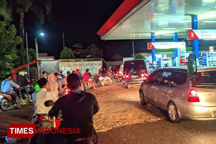Antrean Panjang di SPBU Pacitan Jelang Malam Idul Fitri 1445 H