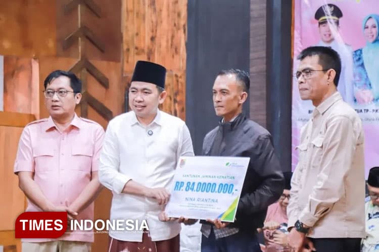 Bupati Jember Fawait dan BPJS Ketenagakerjaan Serahkan Klaim Kematian ke 7 Ahli Waris di Silo