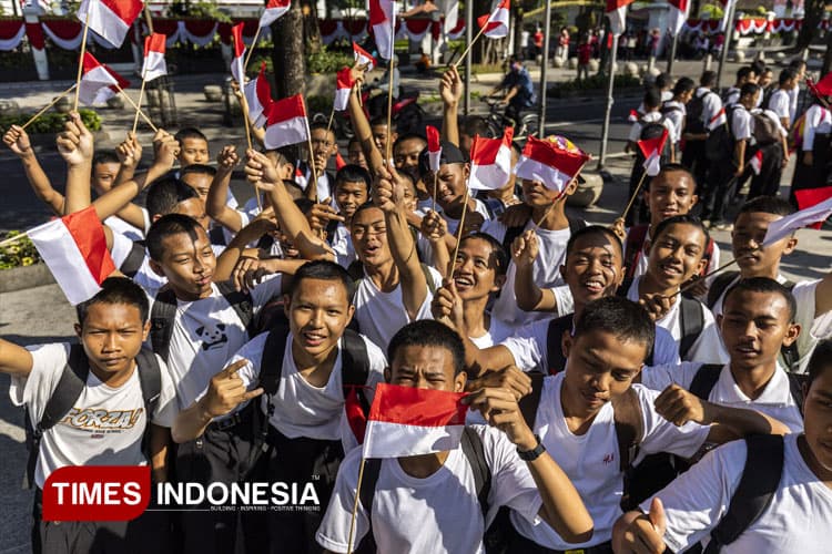 Bakesbangpol dan Ormas Bagikan 1500 Bendera Merah Putih di Titik Nol Yogyakarta
