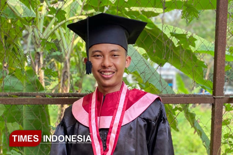 Tekuni Dunia Fotografi, Cak Walid Raih Gelar Sarjana dari Unipdu Jombang