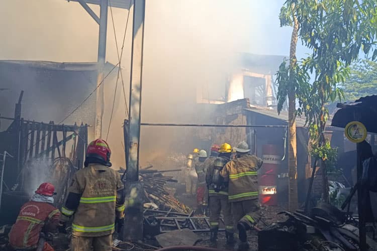 Bengkel dan Mess di Surabaya Hangus Terbakar