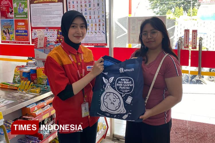 Kurangi Sampah Plastik, Alfamart Bagikan 500 Tas Belanja di Kota Batu