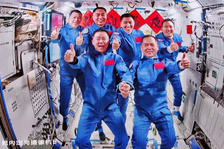 Astronot China Menikmati Steak dan Sayap Ayam Panggang dari Oven Luar Angkasa