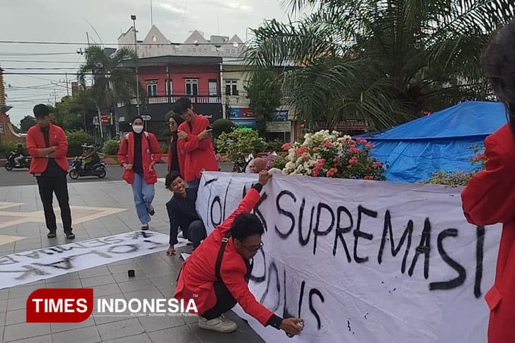 Mahasiswa Madiun Tuntut  UU KUHAP Dicabut, Aliansi BEM Unjuk Rasa di Alun-Alun Kota Madiun