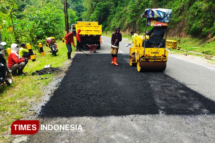 UPT PJJ Pacitan DPBM Jatim Kebut Tambal Jalan Jelang Nataru 2025