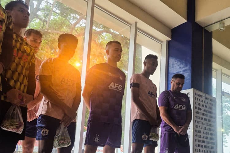 Persik Kediri Gelar Doa dan Tabur Bunga di Kanjuruhan, Pelatih: "Kisah yang Sangat Sedih"