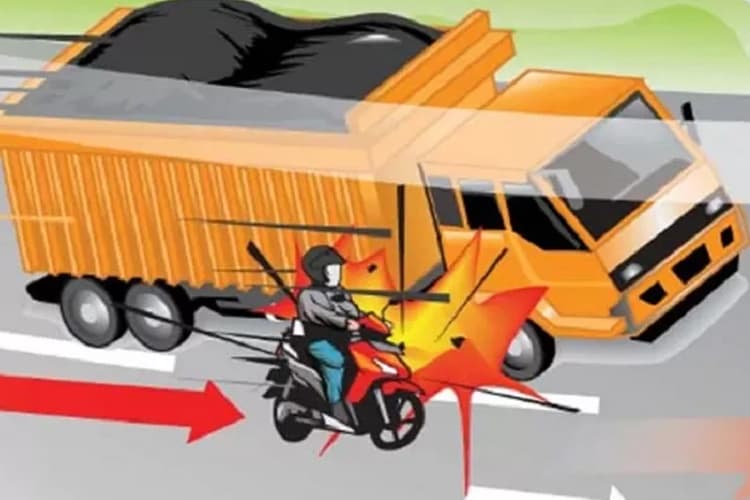 Truk Gandeng Lindas Penumpang Motor Hingga Tewas di Balung Jember