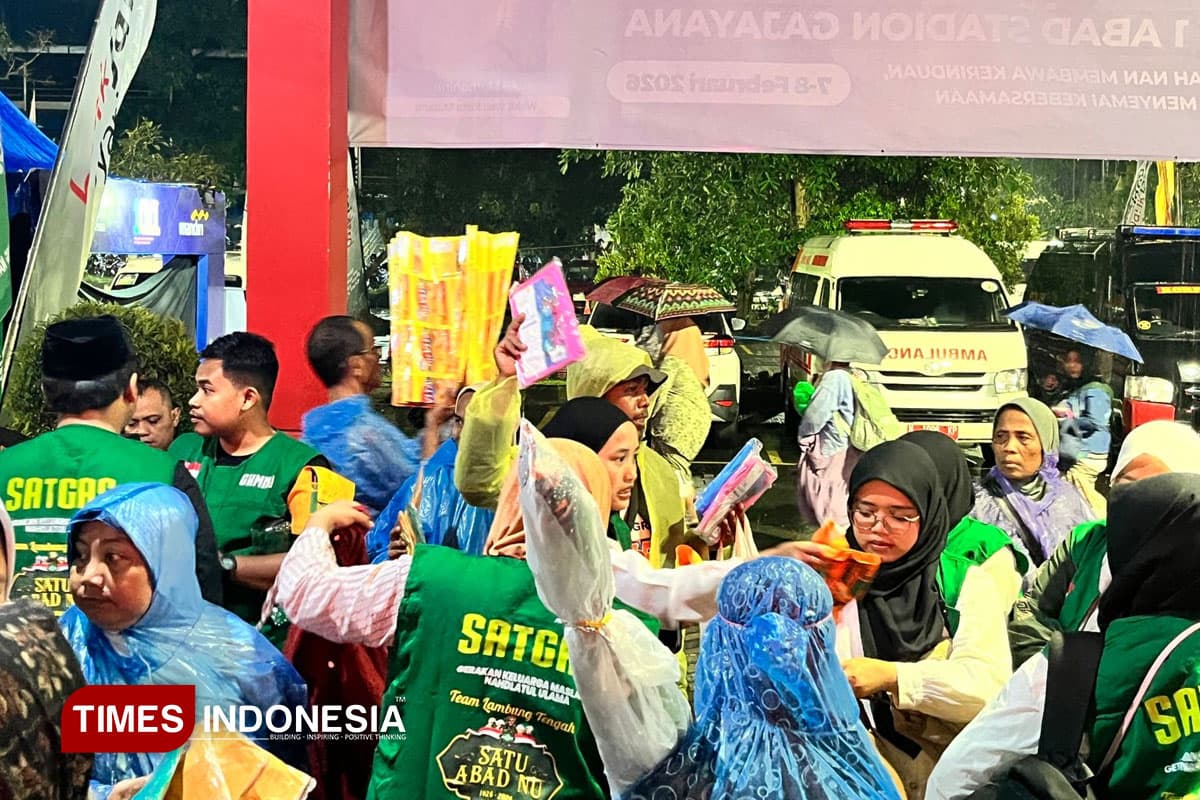 Hujan Sambut Mujahadah Kubro 1 Abad NU, Pedagang Jas Hujan Raup Rezeki di Gajayana