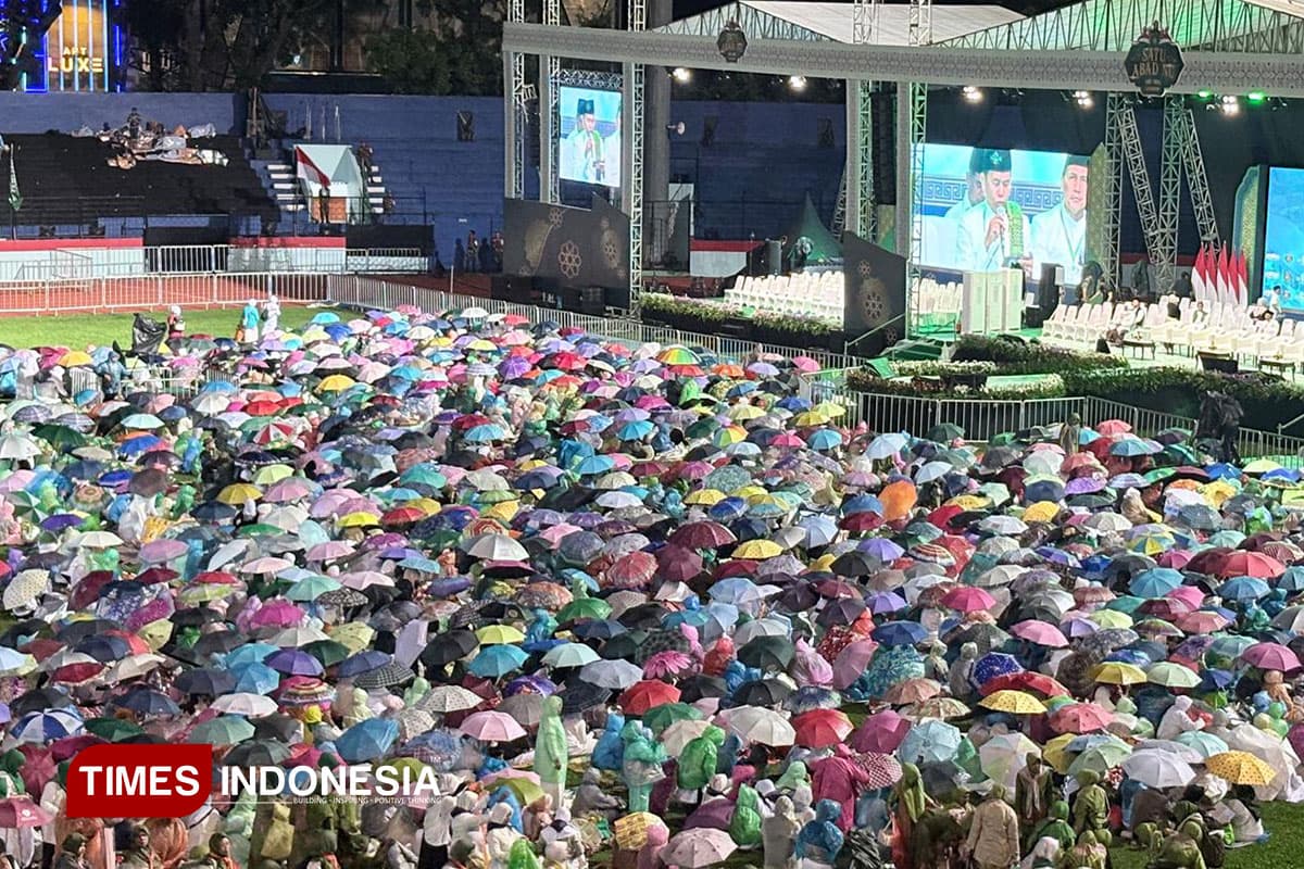 Diguyur Gerimis, Jemaah Tetap Padati Stadion Gajayana di Mujahadah Kubro 1 Abad NU