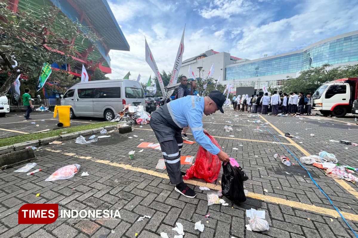 Petugas Gercep, 70 Ton Sampah Mujahadah Kubro 1 Abad NU Ditarget Bersih 12 Jam