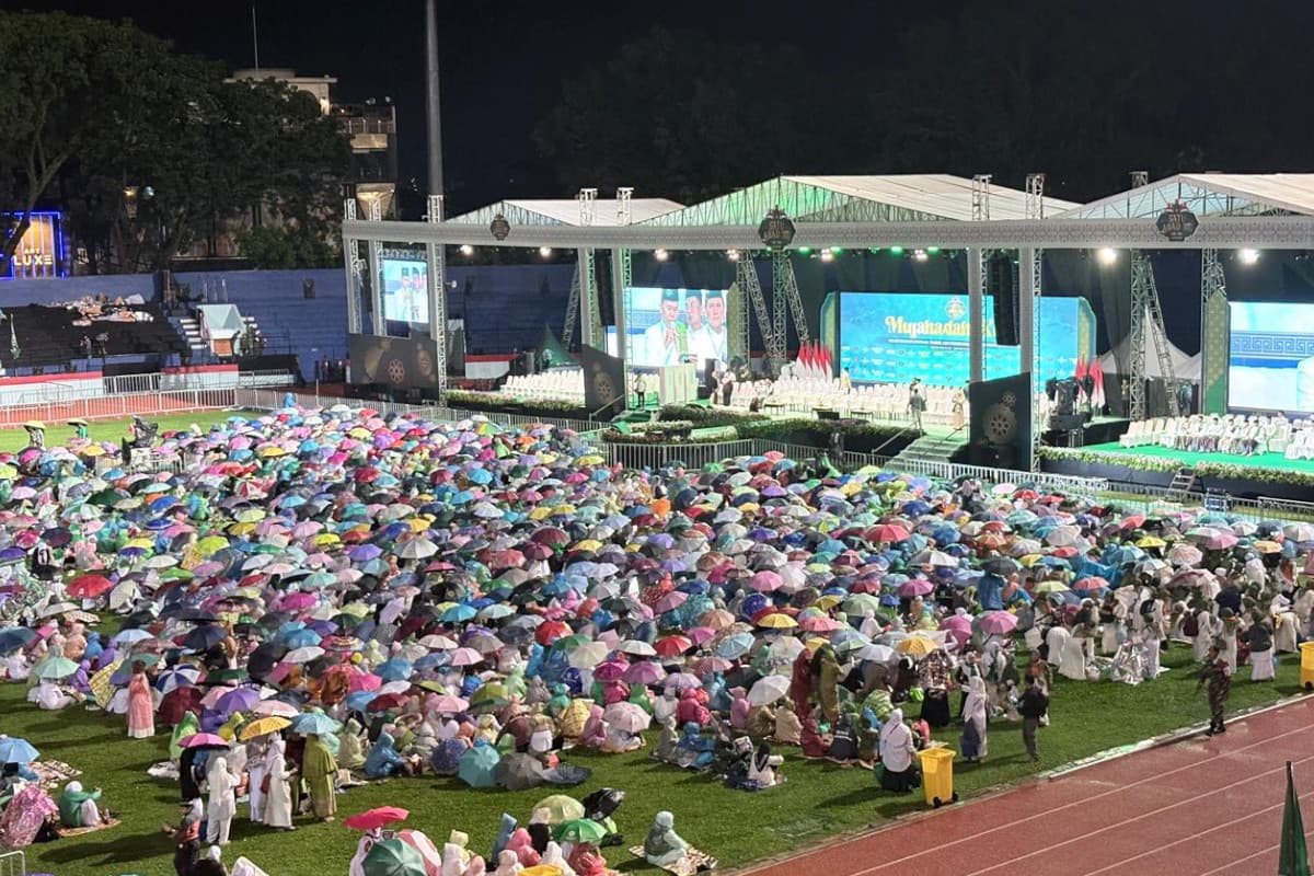 Lautan Payung Warnai Mujahadah Kubro 1 Abad NU di Stadion Gajayana
