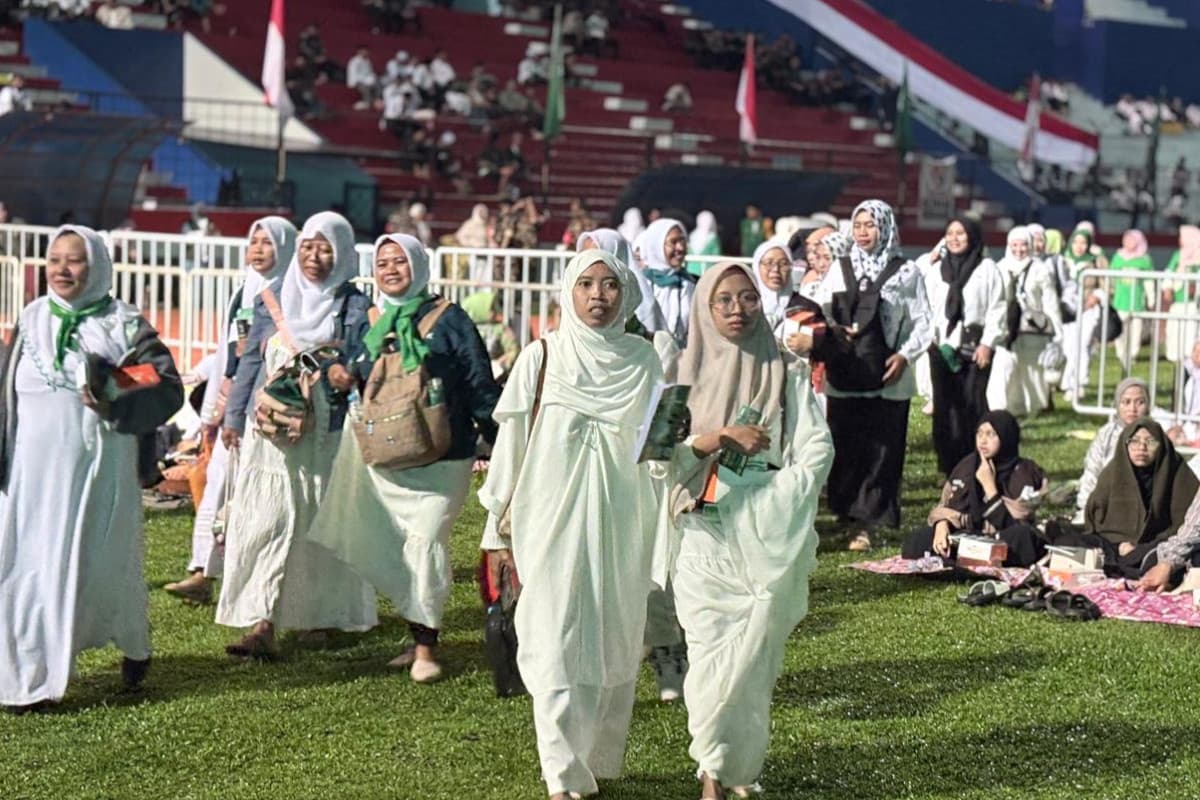 Demi Shaf Terdepan Mujahadah Kubro 1 Abad NU, Ratusan Jemaah asal Malang Datang Sore di Stadion Gajayana
