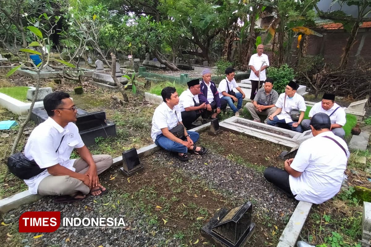 Peringati HPN 2026, Komunitas Wartawan Gresik Ziarah ke Makam Tokoh Pendiri KWG