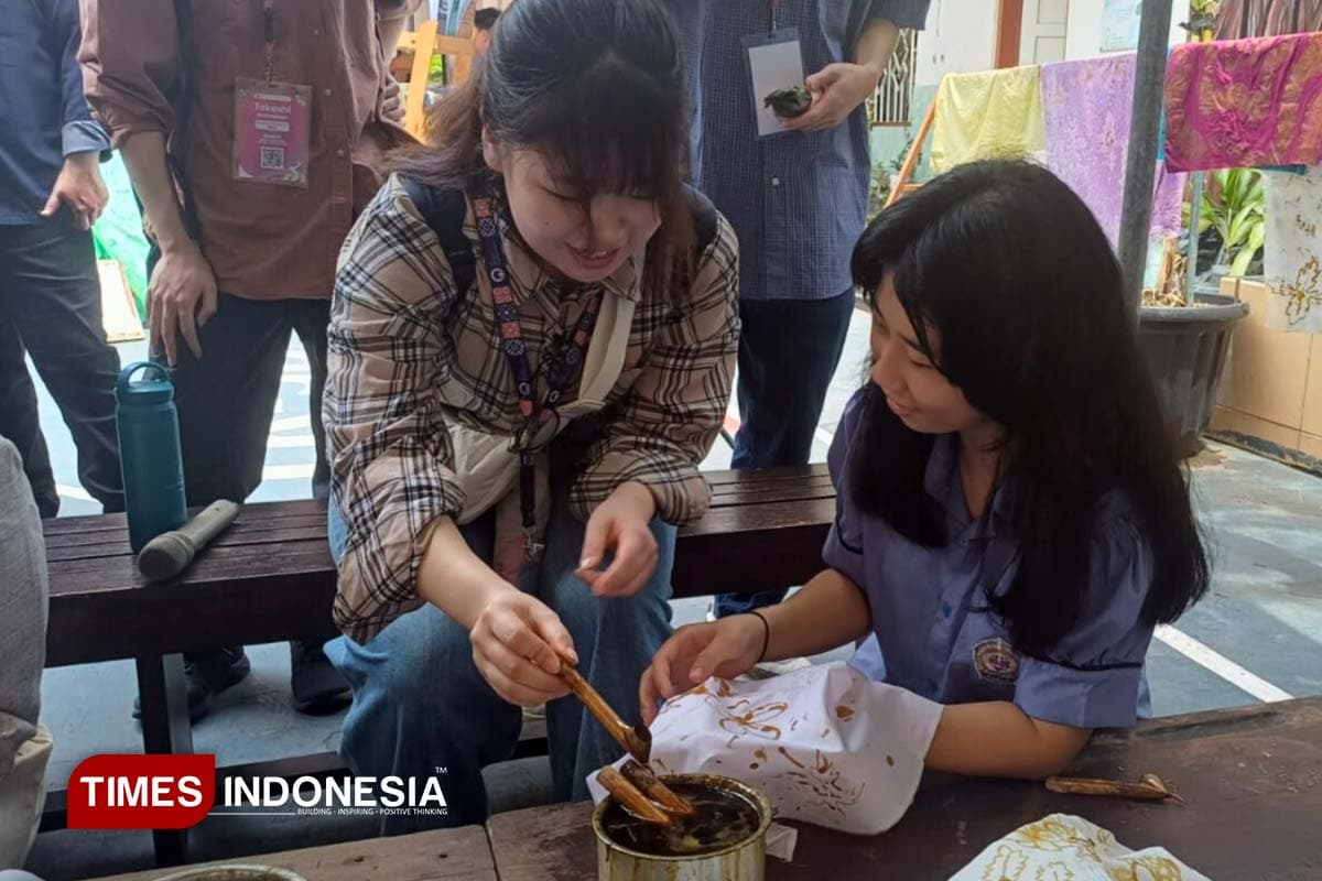 Dukung SDGs, 43 Peserta Internasional CommTECH ITS Belajar Keberlanjutan di SMP YPPI 1 Surabaya