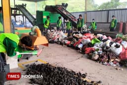 Mesin Landfill Mining Gresik Ubah Sampah TPA Ngipik Jadi Bahan Bakar Industri