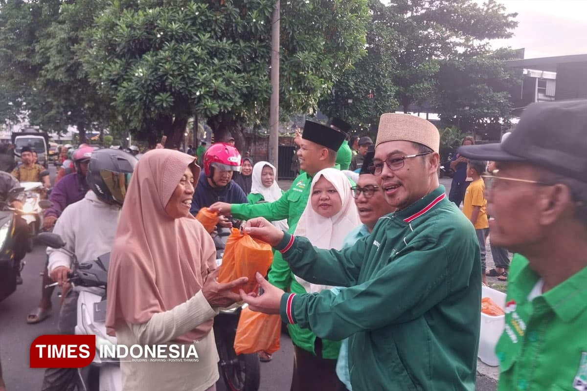 PKB Sidoarjo Turun ke Jalan Bagikan Takjil, Ramadan Momentum Perkuat Kebersamaan