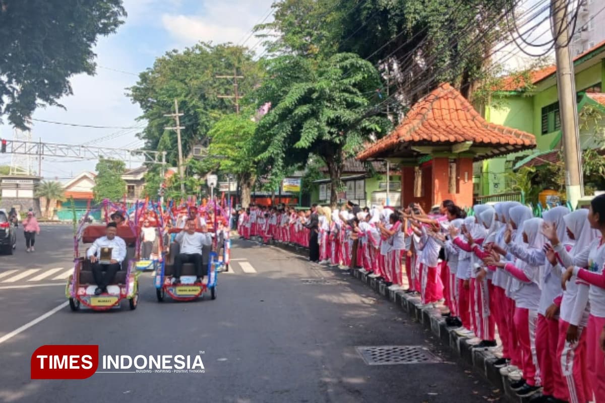 Pemkab Gresik Lakukan Kirab Adipura Usai Raih Sertifikat Menuju Kabupaten Bersih