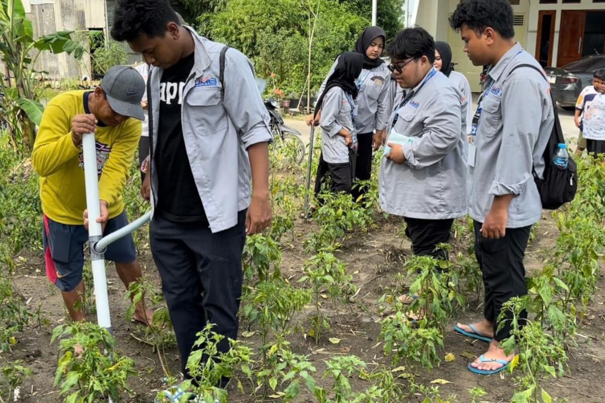 Solusi untuk Petani, Mahasiswa UM Gresik Rancang Alat Penyebar Pupuk Daur Ulang