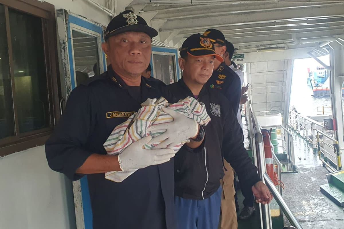 Seorang Ibu Melahirkan di KMP Satria Nusantara Saat Melintasi Selat Bali