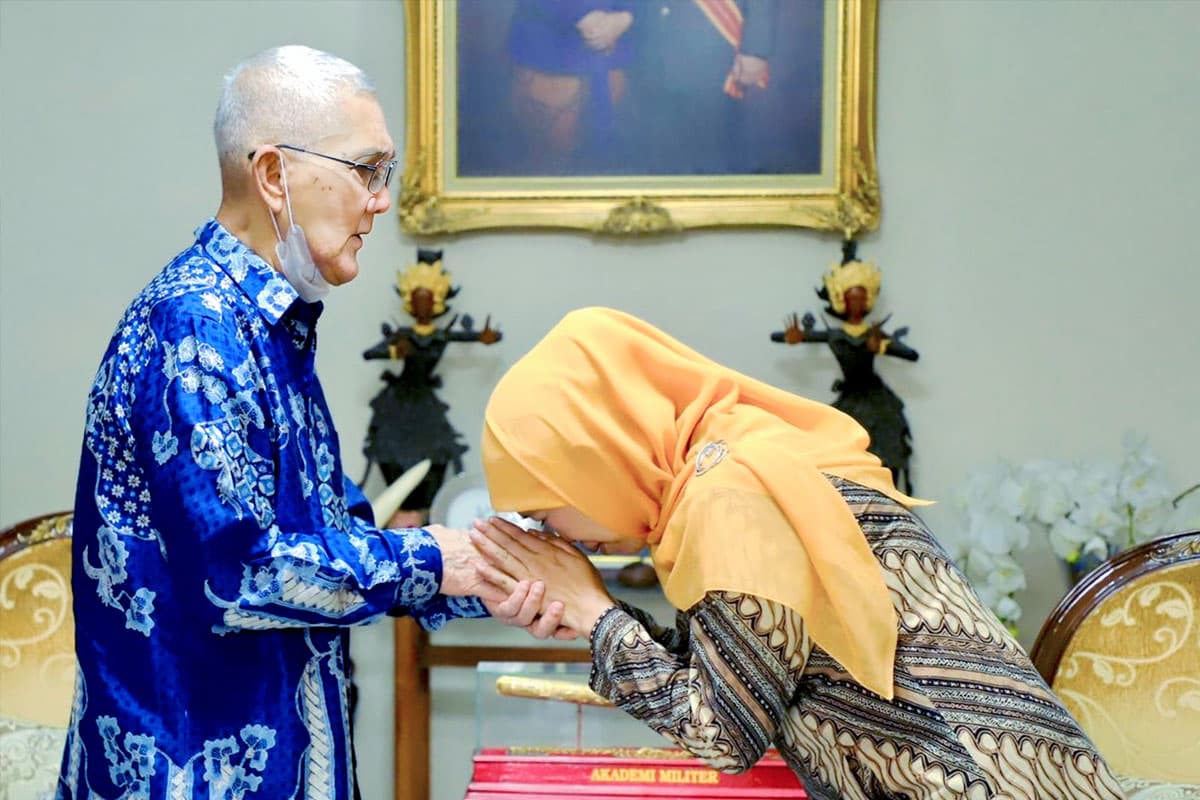 Try Sutrisno Wafat, Gubernur Khofifah Ajak Masyarakat Jatim Kibarkan Bendera Setengah Tiang Dua Hari