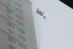 Pekerja Gondola Apartemen di Surabaya Terombang-ambing Diterjang Angin Kencang