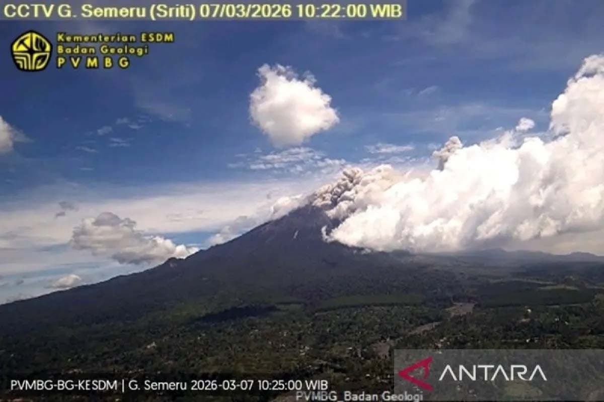 Gunung Semeru Erupsi Disertai Luncuran Awan Panas, Warga Diminta Waspada