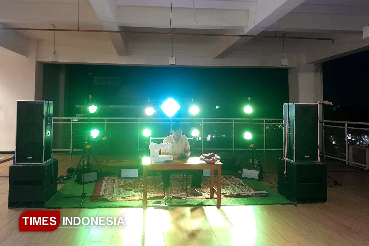 Teater Hampa UM Malang Tampilkan Monolog Penjahit Sepi Pesanan di Pasar Santai 8 Vernakular MCC