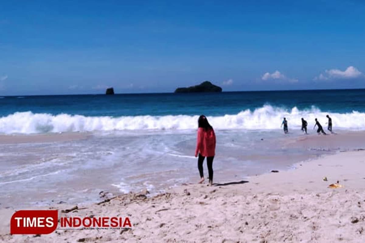 Luangkan Jalan Kaki di Pantai Saat Libur Lebaran, Ini Manfaatnya