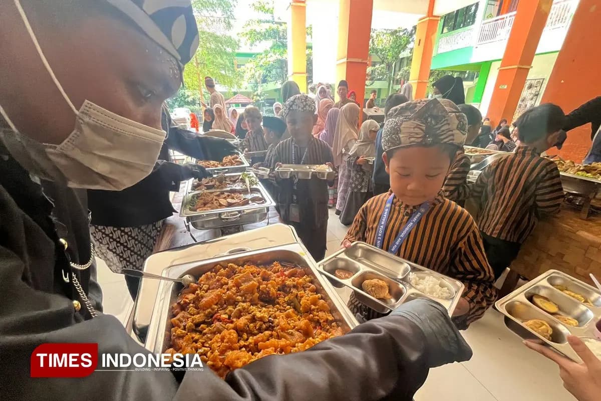 Uji Coba MBG Prasmanan Perdana di MIN 2 Kota Malang, 1.300 Siswa Ambil Makan Sendiri