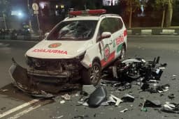 Ambulans Bawa Pasien Ditabrak Motor di Depan RSSA Malang