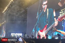 Tampil di POLIPONI 2026, Barasuara Selipkan Pesan Sosial Lewat Aksi Bagi Kaos
