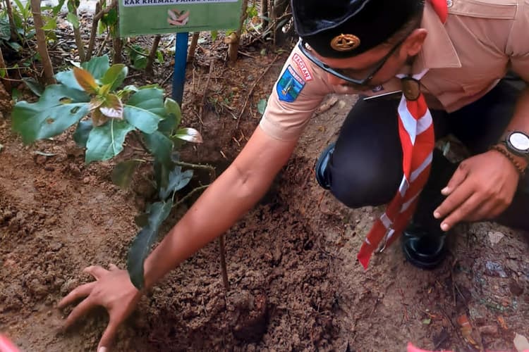 Tanam Pohon di SMPN 3 Kebonagung, Kadis Pendidikan Pacitan Dorong Pramuka Jadi Penjaga Lingkungan