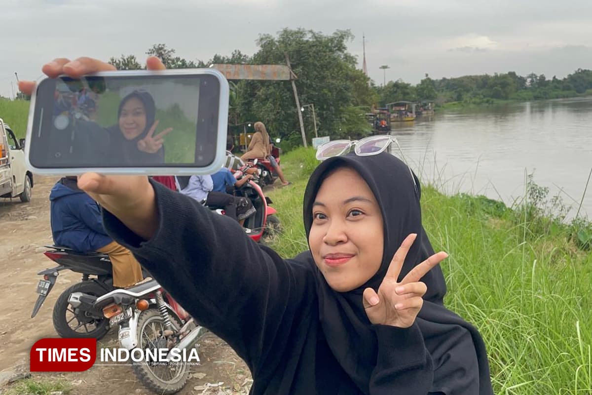 Ngabuburit di Tepi Sungai Brantas Jombang: Menikmati Senja dan Prau Getek Tambangan Nogo Joyo