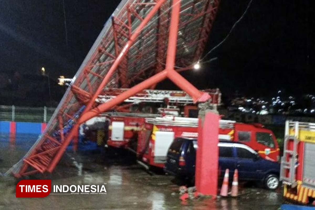 Kota Batu Gelap Gulita Diterjang Angin Kencang, Banyak Pohon Dilaporkan Tumbang
